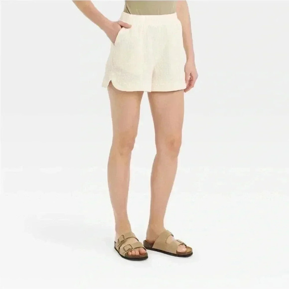 NWT Women's High-Rise Pull-On Shorts - Universal Thread Cream XL - Picture 1 of 6
